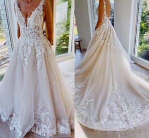 Robes de mariée en tulle moderne une ligne Bohemian sexy Backless V Neck Bridal Robes avec appliques Ruffles Robe de Maraige BC14398