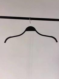 Des cintres en plastique non glissant modernes avec des crochets rotatifs, adaptés aux magasins de vêtements