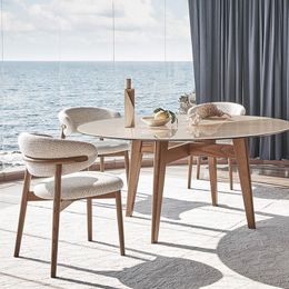 Moderne massief houten eetkamerstoel in Scandinavische stijl, eenvoudige log koffieshop, vrijetijdshuis, restaurant, achterstoel