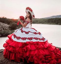 Moderne hors de l'épaule robe de boule perlée robe quinceanera robe rouges appliques sweet année robes de fête de fille