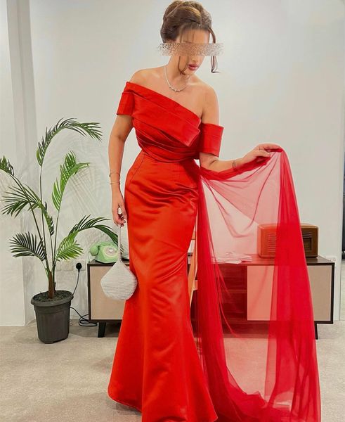 Vestidos de dama de honor de sirena modernos con hombros descubiertos Vestido largo de dama de honor con lado plisado Vestido de invitados de boda de tren de barrido de satén rojo 326 326