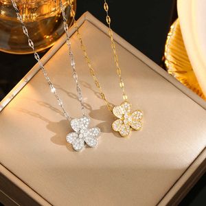 Collier de fourgon simple moderne Design de charme classique pour les amoureux avec un collier de trèfle en diamant femelle chanceuse 6xz8
