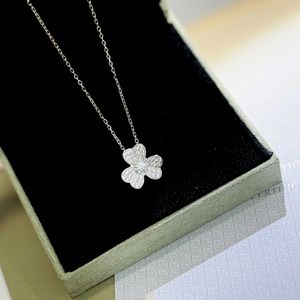 Modern Simple Van ketting Classic Charm Design for Lovers S925 Silver Clover Full Diamond Necklace Light Luxury Classic en DST9