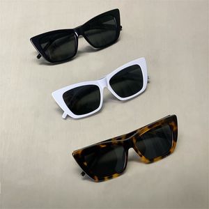 Lunettes de soleil modernes dames designer lunettes de luxe hommes matures décontracté extérieur cool robe lunette cadre en plastique avec lettres lunettes de soleil imprimé léopard PJ020 B4