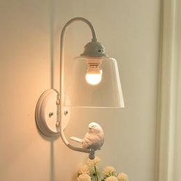 Luz de pared de pasillo de cristal de pájaro de resina blanca moderna, candelabros de pared de hierro pintado para dormitorio, espejo de pasillo, lámpara de pared de baño frontal
