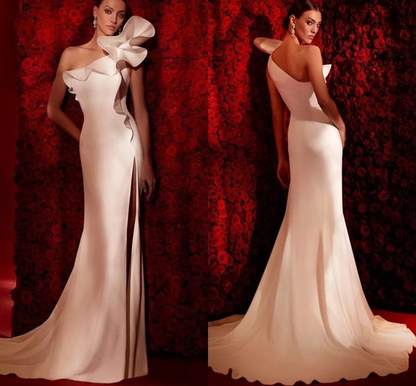 Robes de soirée sirène en satin blanc moderne avec une épaule volants sexy cuisse fendue robes de soirée de bal pour les femmes simple deuxième robe de fiançailles de réception CL2189