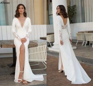 Robes de mariée sirène en satin blanc moderne manches longues col en V profond dentelle robes de mariée chic simple satin haute fente Boho jardin réception nuptiale Robes de Mariee CL2357