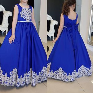 Bescheiden 2018 Royal Blue Satin Kids Prom Dresses met witte kant applique kralen boog sjerp bloem meisjes jurken voor bruiloften Custom EN2074