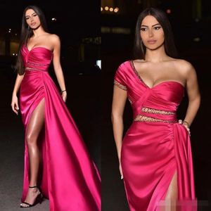 Robes de bal modestes fuchsia satin une épaule manches courtes fente perlée illusion froncé plis sur mesure robes de soirée grande taille