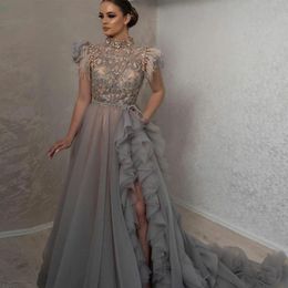 Vestidos de noche modestos con abertura lateral gris, cuello con cuentas, volantes de plumas, falda de tul, vestidos de noche de celebridades, batas de noche