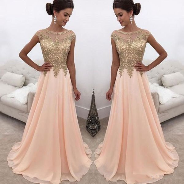 Modest Peach Sheer Cuello redondo Vestidos largos de baile Encaje dorado Apliques Cap Mangas Una línea Gasa Fiesta formal Vestidos de noche formales