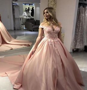 Bescheiden roze bloemen vestidos de quinceanera jurken diepe v-hals off-shoulder satijn met trein baljurk goedkope prom sweet 16 dr4555816