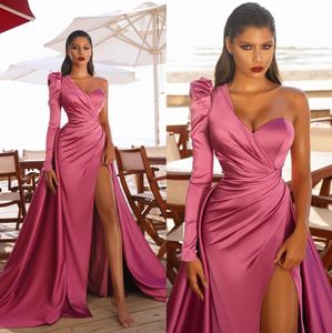 Bescheiden roze prom jurken 2021 een schouder lange mouwen satijn op maat gemaakte hoge split plooien ruches plus size avond feestjurken vestido