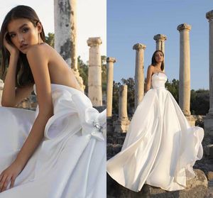 Bescheiden PNINA TORNAI elegante baljurk Strapless mouwloze backless handgemaakte bloem trouwjurken bruidsjurken Sweep trein bruidsjurken