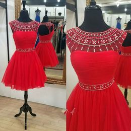 Vestido de cóctel de regreso a casa rojo modesto Bateau corto Cuello transparente Ojo de cerradura en la espalda Brillante con cuentas de cristal plisado Una línea de tul Mini vestido de fiesta