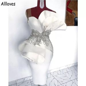 Modest White Sheer Straps Vestidos de cóctel Satén fruncido Hasta la rodilla Vestidos de noche de baile cortos Lentejuelas Apliques con cuentas Árabe Forma281L