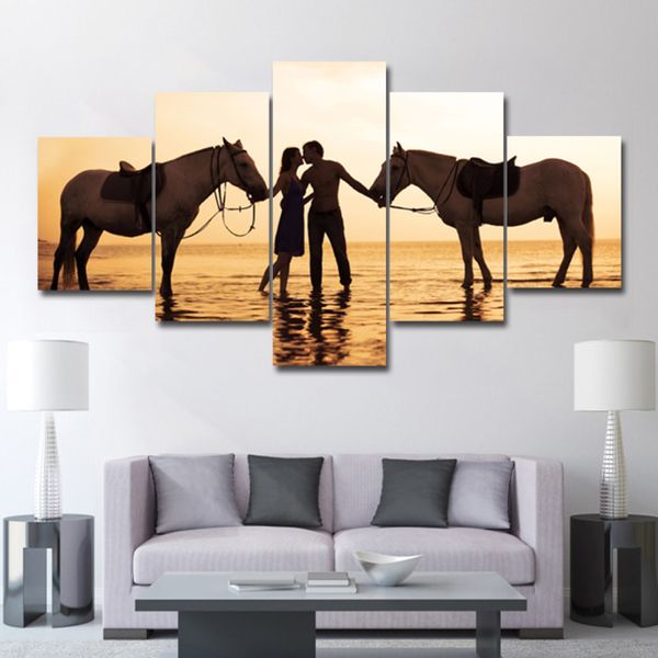 Lienzo en módulos impresiones de alta definición, carteles, decoración de pared del hogar, imágenes artísticas, 5 piezas, pinturas de pareja sosteniendo caballos junto a la playa sin marco