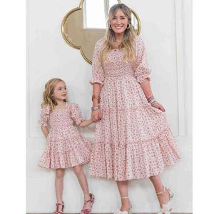 Moeder dochter bijpassende jurken roze bloemenwolkmouwen zomerjurk voor meisjes vrouwen vierkante kraag kinderen prinses jurken kleding AA220326