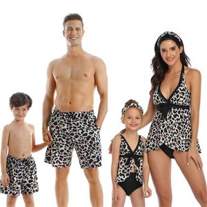 Maman et moi Maillot de bain Dots Leopard Père Fils Short de bain Beachwear Look Maillots de bain Assortiment de tenues de famille Maillots de bain 210417