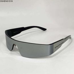 Lunettes de soleil mono rectangle dans des lunettes de soleil nylon noires concepteurs de dames argentés.
