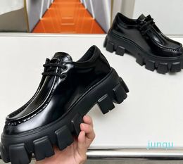 Zapatos con cordones Monolith de cuero cepillado. Los atrevidos zapatos con cordones negros enfatizan el concepto de dualidad que es fundamental en la estética de la marca. Mocasín de diseñador