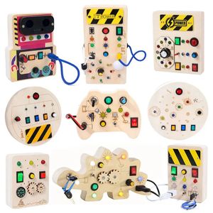 Montessori Busy Board Toys Sensory Wooden avec LED d'éclairage LED CONTRÔLE Activités de voyage pour enfants pour 24 ans 240407