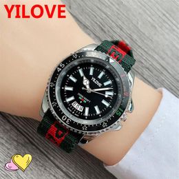 Montre De Luxe Bracelet En Nylon Quartz Mode Hommes Dames Montre Automatique Datant Hommes Vêtements Designer Horloge Entier Célèbre Logo Men273O