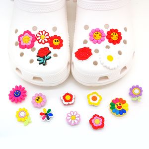moq 100pcs boutons en plastique fleurs croco Charmes Pvc souple rose Chaussure Charme Accessoires Décorations personnalisées JIBZ pour sabot chaussures cadeau pour enfants