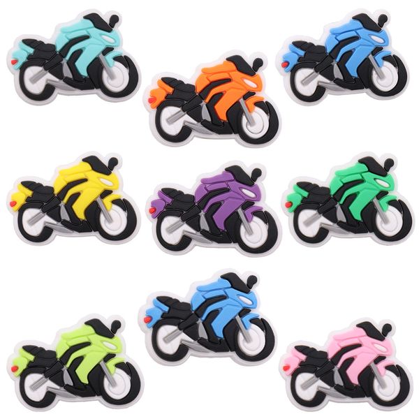 MOQ 20 pièces PVC dessin animé coloré moto chaussure décoration charme boucle accessoires sabot broches boutons décorations pour bandes bracelets enfants cadeau