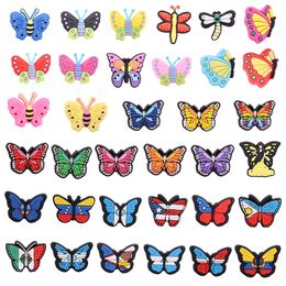 MOQ 20 Stuks PVC Cartoon Kawaii Kleurrijke Vlinder Schoen Charmes Onderdelen Accessoires Gesp Klomp Knoppen Pins Polsbandje Armband Decoratie Kinderen Tiener volwassen Feestcadeaus