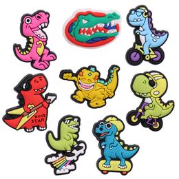 MOQ 20 Stuks PVC Cartoon Kawaii Kleurrijke Dinosaurus Schoen Charmes Onderdelen Accessoires Gesp Klomp Knoppen Pins Polsbandje Armband Decoratie Kinderen Tiener volwassen Feestcadeaus