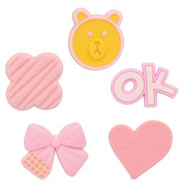 MOQ – ours rose en PVC, 20 pièces, cœur, jolie fleur, breloques mignonnes pour sabots, sandales, accessoires de chaussures, décoration de boucle pour femmes, MOQ