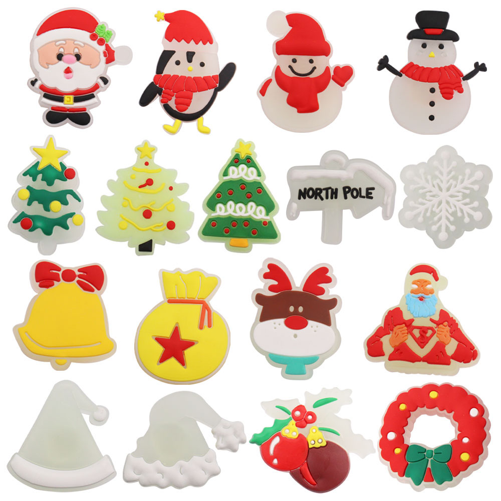 Moq 20pcs PVC Noel Baba Noel Ağacı Penguen Şapkalı Kar Tanesi Elk Gecede Büyümek Aydınlık Ayakkabı Dekorasyon Cazibesi Turs Aksesuarları tıkanıklık süslemeleri