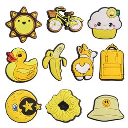 MOQ 20 pièces PVC jaune sac chapeau corde à cheveux banane canard gâteau vélo chaussure breloque accessoires décoration boucle pour sabot Bracelet Bracelet cadeau de fête