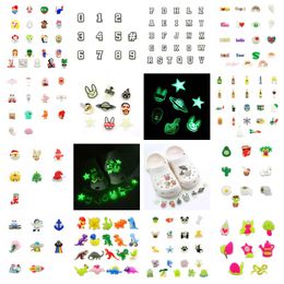 MOQ 50PCS Fluorescente 2D pvc croc JIBZ patrón de dibujos animados de moda Resplandor en la oscuridad encantos del zapato hebillas Zueco luminoso accesorios para zapatos decoraciones sandalias