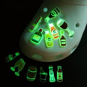 MOQ 50 pièces croco fluorescent JIBZ style de rue mexicain breloques de chaussures lumineuses brillent dans le noir boucles de chaussures en pvc décorations accessoires adaptés aux femmes hommes sandales bracelets