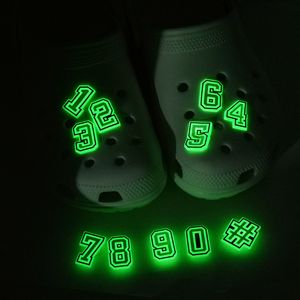 MOQ 50PCS Boucles de chaussures croco fluorescentes numéro de combinaison libre Caoutchouc souple 2D Glow in the dark décorations d'accessoires de chaussures Lumineux breloques de chaussures sabot fit sandales