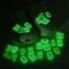 Moq 50pcs brille dans le croc sombre jibz combinaison libre lettres anglaises fluorescent 2d soft pvc accessoires décorations de chaussures de sabot lumineux