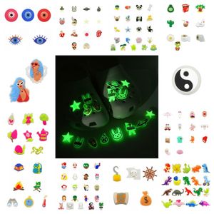 MOQ 50PCS styles optionnels Fluorescent croc JIBZ tendance anime 2D pvc Décorations d'accessoires de chaussures lumineuses Glow in the dark chaussures breloques boucles fit sandales enfants