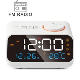 Moderne FM-radio LED-wekker voor wakker worden naast het bed. Digitale tafelkalender met temperatuurthermometer en vochtigheidshygrometer. 240111