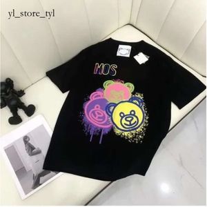 Moschino Designer Femmes Moschino Tshirt Été Marques De Luxe Italiennes T-shirts Ours De Bande Dessinée Lâche Coton Col Rond Pour Les Vêtements De Loisirs En Plein Air Femmes Tops Chemise 6534