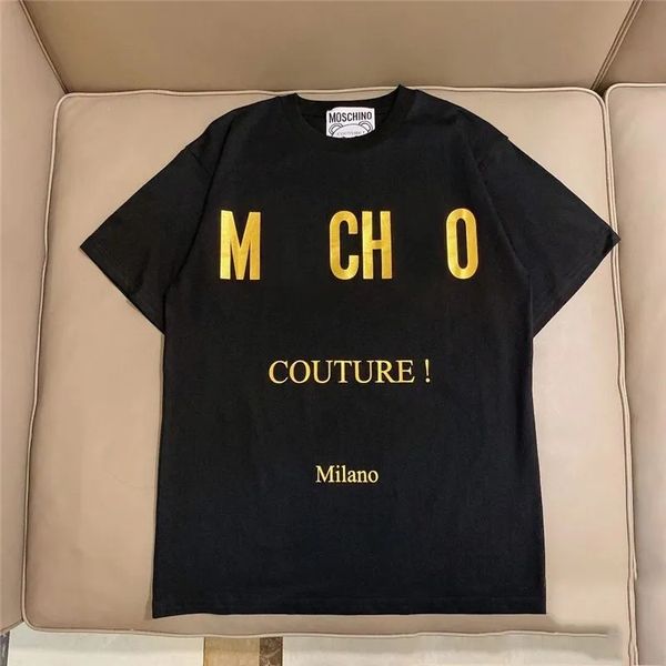 Moschino Mujer Diseñador Negro Moschinos Camiseta Hombre Mujer Brabd Impresión Algodón Durable Carta impecable Barroco Starbucks Pistola Moda Camisetas blancas Tops Polo 194