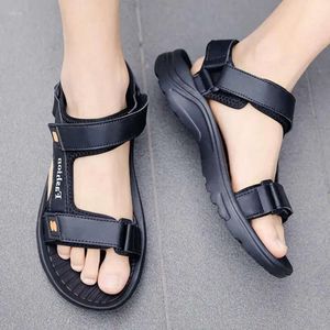 La plupart des sandales de l'homme sneaker confortable Souliers Chunky Bity Flip Flops Summer Hauteur Augmenter les chaussures en cuir Sapato Tennis 4F9