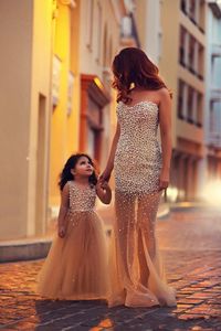 Moeder en dochter avondjurken sexy lieverd met parel kralen schede goud pure illusie rok lange goedkope Arabische partij Prom jassen