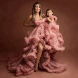 Moeder en dochter perzikroze gezwollen jurken mooie lieverd ruches gelaagde promfeestjurken moeder en kinderfotografiejurk