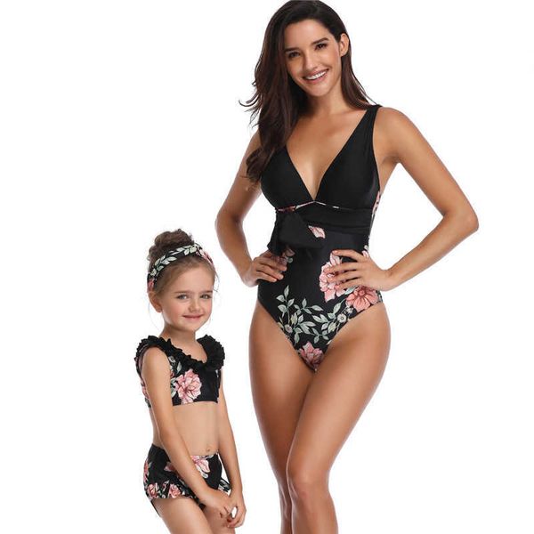 Mère fille vacances maillots de bain col en v fleurs famille correspondant Bikini mode noir maillot de bain pour femmes Costume 210529