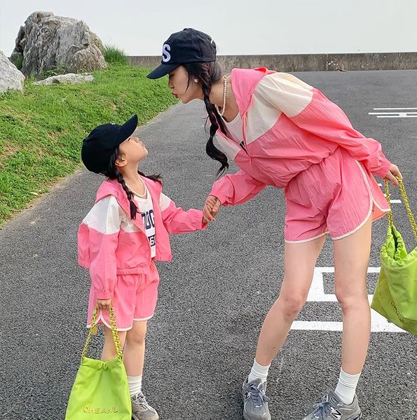 Madre hija trajes de moda a juego niña rosa verano protector solar ropa mujeres coreanas conjuntos de dos piezas mamá y yo ropa 240311