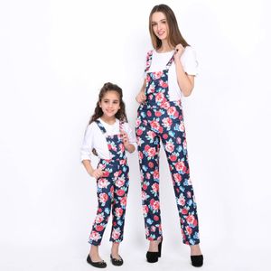 Mère fille tenues mode Floral jarretelle pantalon ensemble à manches courtes t-shirt maman et moi vêtements famille correspondant
