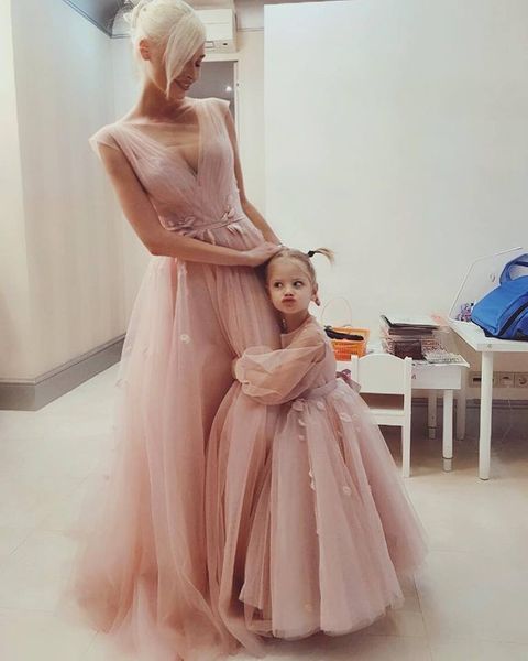 Mère fille princesse rose Tulle manches longues robe de bal robes de fille de fleur 2019 col en V nouvelles robes de mère de mariée
