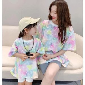 Moederdochter Gedrukt T -shirts Zomerkleding Ranibow Smile Face Family Matching Outfits Kids Tie Dye Tops 240327
